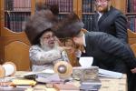 כ"ק אדמו"ר מסאטמאר שליט"א ביי כתיבת האותיות נעכטן מוצאי שבת פאר די ספר תורה וואס ווערט געשריבן דורך הרה"ח ר' יעקב מרדכי גראס הי"ו