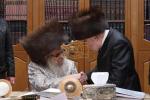 כ"ק אדמו"ר מסאטמאר שליט"א ביי כתיבת האותיות נעכטן מוצאי שבת פאר די ספר תורה וואס ווערט געשריבן דורך הרה"ח ר' יעקב מרדכי גראס הי"ו