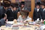 כ"ק אדמו"ר מסאטמאר שליט"א ביי כתיבת האותיות נעכטן מוצאי שבת פאר די ספר תורה וואס ווערט געשריבן דורך הרה"ח ר' יעקב מרדכי גראס הי"ו