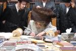 כ"ק אדמו"ר מסאטמאר שליט"א ביי כתיבת האותיות נעכטן מוצאי שבת פאר די ספר תורה וואס ווערט געשריבן דורך הרה"ח ר' יעקב מרדכי גראס הי"ו