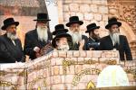 פולע גאלעריע פון די הדלקה אין בית וויזניץ בראשות כ"ק אדמו"ר מוויזניץ שליט"א 