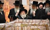 פולע גאלעריע פון די הדלקה אין בית וויזניץ בראשות כ"ק אדמו"ר מוויזניץ שליט"א 