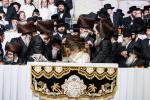 גרויסארטיגע מעמד סיום כתיבת ספר תורה פון כ"ק אדמו"ר מסאטמאר שליט"א בשילוב מיטן שלחן הטהור לרגל ל"ג בעומר 