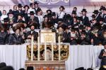 גרויסארטיגע מעמד סיום כתיבת ספר תורה פון כ"ק אדמו"ר מסאטמאר שליט"א בשילוב מיטן שלחן הטהור לרגל ל"ג בעומר 