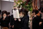 מעמד הכנסת ספר תורה אין שטאט מאגלעניץ, פוילן בצל הקודש פון הרה"ק השרף מ'מאגלעניץ זי"ע אריינגעגעבן דורך הרבני הנגיד מו"ה ר' בערל ווייס הי"ו לע"נ זיין שווער הרה"ח ר' מיכאל ב"ר משולם זושא שניצלער ע"ה ביים געהויבענעם מסע הקודש פון כ"ק אדמו"ר מספינקא שליט"א