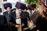 מעמד הכנסת ספר תורה אין שטאט מאגלעניץ, פוילן בצל הקודש פון הרה"ק השרף מ'מאגלעניץ זי"ע אריינגעגעבן דורך הרבני הנגיד מו"ה ר' בערל ווייס הי"ו לע"נ זיין שווער הרה"ח ר' מיכאל ב"ר משולם זושא שניצלער ע"ה ביים געהויבענעם מסע הקודש פון כ"ק אדמו"ר מספינקא שליט"א