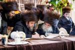 מעמד הכנסת ספר תורה אין שטאט מאגלעניץ, פוילן בצל הקודש פון הרה"ק השרף מ'מאגלעניץ זי"ע אריינגעגעבן דורך הרבני הנגיד מו"ה ר' בערל ווייס הי"ו לע"נ זיין שווער הרה"ח ר' מיכאל ב"ר משולם זושא שניצלער ע"ה ביים געהויבענעם מסע הקודש פון כ"ק אדמו"ר מספינקא שליט"א