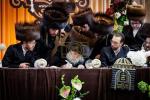 מעמד הכנסת ספר תורה אין שטאט מאגלעניץ, פוילן בצל הקודש פון הרה"ק השרף מ'מאגלעניץ זי"ע אריינגעגעבן דורך הרבני הנגיד מו"ה ר' בערל ווייס הי"ו לע"נ זיין שווער הרה"ח ר' מיכאל ב"ר משולם זושא שניצלער ע"ה ביים געהויבענעם מסע הקודש פון כ"ק אדמו"ר מספינקא שליט"א