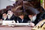 מעמד הכנסת ספר תורה אין שטאט מאגלעניץ, פוילן בצל הקודש פון הרה"ק השרף מ'מאגלעניץ זי"ע אריינגעגעבן דורך הרבני הנגיד מו"ה ר' בערל ווייס הי"ו לע"נ זיין שווער הרה"ח ר' מיכאל ב"ר משולם זושא שניצלער ע"ה ביים געהויבענעם מסע הקודש פון כ"ק אדמו"ר מספינקא שליט"א