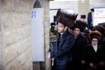 מעמד הכנסת ספר תורה אין שטאט מאגלעניץ, פוילן בצל הקודש פון הרה"ק השרף מ'מאגלעניץ זי"ע אריינגעגעבן דורך הרבני הנגיד מו"ה ר' בערל ווייס הי"ו לע"נ זיין שווער הרה"ח ר' מיכאל ב"ר משולם זושא שניצלער ע"ה ביים געהויבענעם מסע הקודש פון כ"ק אדמו"ר מספינקא שליט"א