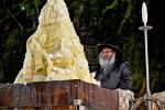 פולע בילדער פון די הדלקה בצל הגה"צ ראש ישיבת סאטמאר בני ברק
