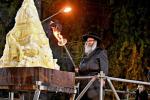 פולע בילדער פון די הדלקה בצל הגה"צ ראש ישיבת סאטמאר בני ברק