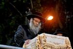 פולע בילדער פון די הדלקה בצל הגה"צ ראש ישיבת סאטמאר בני ברק