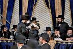 פולע בילדער פון די הדלקה בצל הגה"צ ראש ישיבת סאטמאר בני ברק