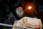פולע בילדער פון די הדלקה בצל הגה"צ ראש ישיבת סאטמאר בני ברק