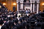 כ"ק אדמו"ר מצאנז קלויזענבורג שליט"א ביים שלחן הטהור ביום ל"ג בעומר 