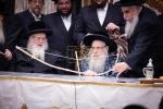 כ"ק אדמו"ר מצאנז קלויזענבורג שליט"א ביים שלחן הטהור ביום ל"ג בעומר 
