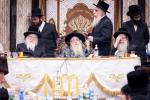 כ"ק אדמו"ר מצאנז קלויזענבורג שליט"א ביים שלחן הטהור ביום ל"ג בעומר 