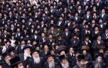 כ"ק אדמו"ר מצאנז קלויזענבורג שליט"א ביים שלחן הטהור ביום ל"ג בעומר 