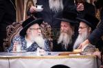 כ"ק אדמו"ר מצאנז קלויזענבורג שליט"א ביים שלחן הטהור ביום ל"ג בעומר 