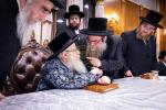 כ"ק אדמו"ר מצאנז קלויזענבורג שליט"א ביים שלחן הטהור ביום ל"ג בעומר 