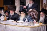 כ"ק אדמו"ר מצאנז קלויזענבורג שליט"א ביים שלחן הטהור ביום ל"ג בעומר 
