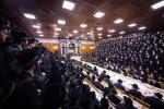 כ"ק אדמו"ר מצאנז קלויזענבורג שליט"א ביים שלחן הטהור ביום ל"ג בעומר 