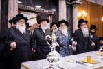 כ"ק אדמו"ר מצאנז קלויזענבורג שליט"א ביים שלחן הטהור ביום ל"ג בעומר 