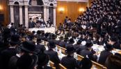 כ"ק אדמו"ר מצאנז קלויזענבורג שליט"א ביים שלחן הטהור ביום ל"ג בעומר 