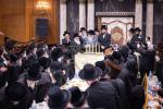 כ"ק אדמו"ר מצאנז קלויזענבורג שליט"א ביים שלחן הטהור ביום ל"ג בעומר 
