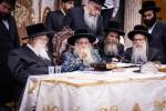כ"ק אדמו"ר מצאנז קלויזענבורג שליט"א ביים שלחן הטהור ביום ל"ג בעומר 