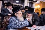 כ"ק אדמו"ר מצאנז קלויזענבורג שליט"א ביים שלחן הטהור ביום ל"ג בעומר 