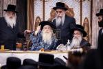 כ"ק אדמו"ר מצאנז קלויזענבורג שליט"א ביים שלחן הטהור ביום ל"ג בעומר 