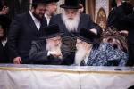 כ"ק אדמו"ר מצאנז קלויזענבורג שליט"א ביים שלחן הטהור ביום ל"ג בעומר 