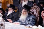 כ"ק אדמו"ר מצאנז קלויזענבורג שליט"א ביים שלחן הטהור ביום ל"ג בעומר 