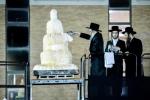 מעמד ההדלקה רבתי, ע"י כ"ק גאב"ד סאטמאר מאנסי שליט"א | ליל ל"ג בעומר תשפ"ו | בחצר בית המדרש הגדול ד'סאטמאר מאנסי