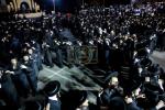 מעמד ההדלקה רבתי, ע"י כ"ק גאב"ד סאטמאר מאנסי שליט"א | ליל ל"ג בעומר תשפ"ו | בחצר בית המדרש הגדול ד'סאטמאר מאנסי