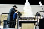 מעמד ההדלקה רבתי, ע"י כ"ק גאב"ד סאטמאר מאנסי שליט"א | ליל ל"ג בעומר תשפ"ו | בחצר בית המדרש הגדול ד'סאטמאר מאנסי