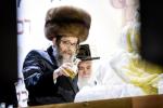 מעמד הדלקה  בחצר הקודש סקולען און לעיקוואד