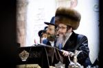 מעמד הדלקה  בחצר הקודש סקולען און לעיקוואד