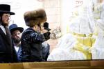 מעמד הדלקה  בחצר הקודש סקולען און לעיקוואד