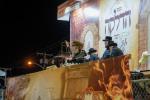 מעמד הדלקה  בחצר הקודש סקולען און לעיקוואד
