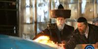 Main image for בילדער און ווידיאו: כ"ק אדמו"ר מבאיאן שליט"א צינדט אן די מדורת אש בהשתתפות לבבות ישראל איבער דער גארער וועלט