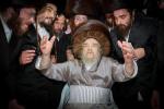 בילדער און ווידיאוס: הרה"ק רבי יעקב מאיר שעכטער שליט"א האלט אפ א היסטארישע שבת מיט נגידים אין טבריה