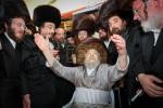 בילדער און ווידיאוס: הרה"ק רבי יעקב מאיר שעכטער שליט"א האלט אפ א היסטארישע שבת מיט נגידים אין טבריה