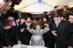 בילדער און ווידיאוס: הרה"ק רבי יעקב מאיר שעכטער שליט"א האלט אפ א היסטארישע שבת מיט נגידים אין טבריה