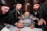 בילדער און ווידיאוס: הרה"ק רבי יעקב מאיר שעכטער שליט"א האלט אפ א היסטארישע שבת מיט נגידים אין טבריה