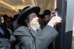 בילדער און ווידיאוס: הרה"ק רבי יעקב מאיר שעכטער שליט"א האלט אפ א היסטארישע שבת מיט נגידים אין טבריה