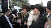 Main image for א בליק אויף צוריק: הרב מאיר נחמן אלחדד שליט"א טרעט אויף מיט דברי אמונה ובטחון שטייענדיג אויף שביל רבי דב אין מירון ביים הכנסת שני ס"ת דורך קרן 45 ספרי תורה לע"נ זיינע צוויי קינדער וועלעכע זענען אוועק ביים שרעקליכע טראגעדיע אין מירון מיט פינף יאר צוריק.