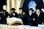ערשטע בילדער: מעמד הדלקה רבתי בחצר הקודש סאטמאר מאנסי 